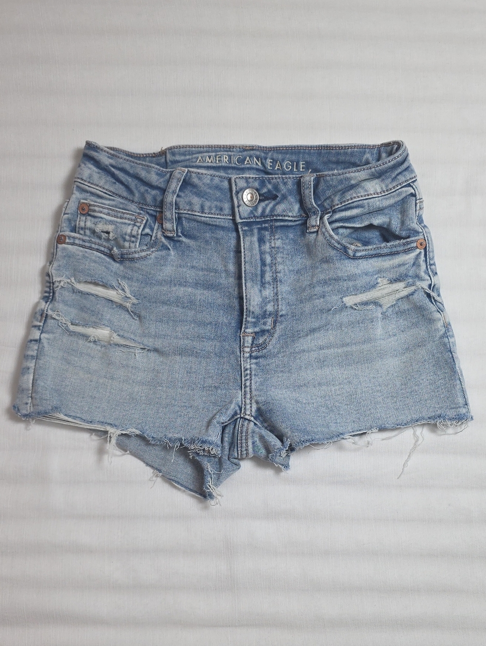 0752 American Eagle Outfitters Light Wash Distressed‎ Denim Shorts; Size 0